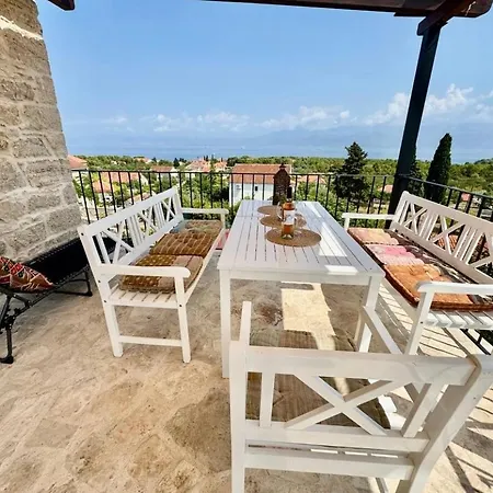 Mirca With Seaview - Charming Stonehouse