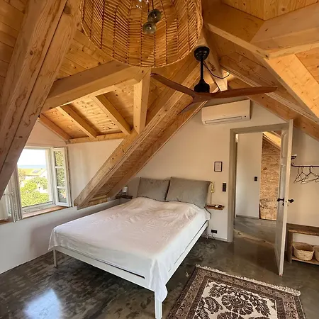 Mirca With Seaview - Charming Stonehouse Lejlighed *